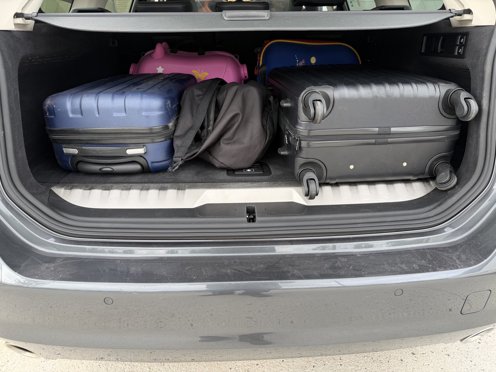 Taxi BMW 320e adapté aux familles avec poussettes, valises enfants et bagages