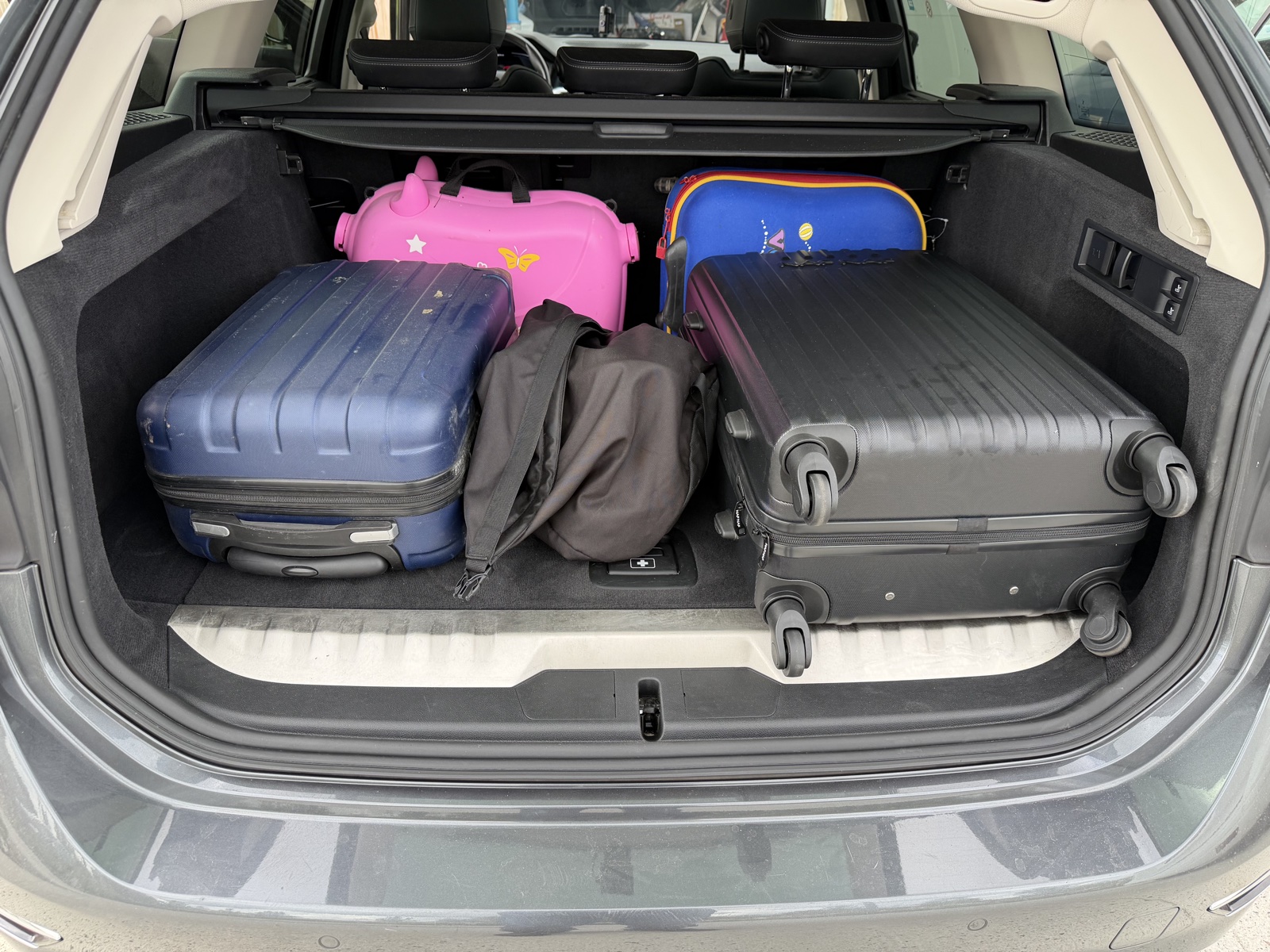 Coffre BMW 320e Touring chargé de valises pour transfert aéroport depuis Lucheux