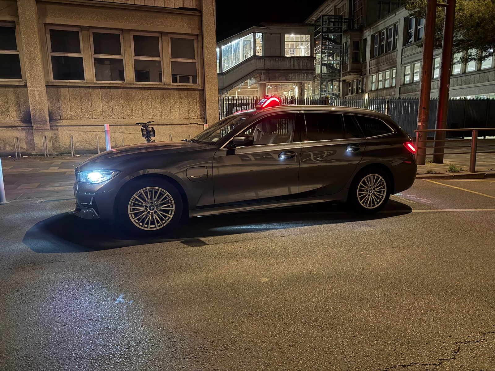 BMW 320e Touring grise stationnée parvis gare Amiens, S.M Taxi 80