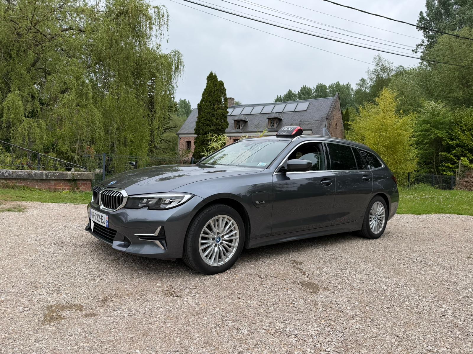 BMW 320e hybride S.M Taxi 80 garée à Lucheux